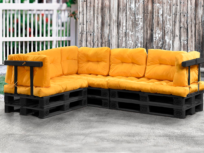 Угловой диван Black с жёлтыми подушками