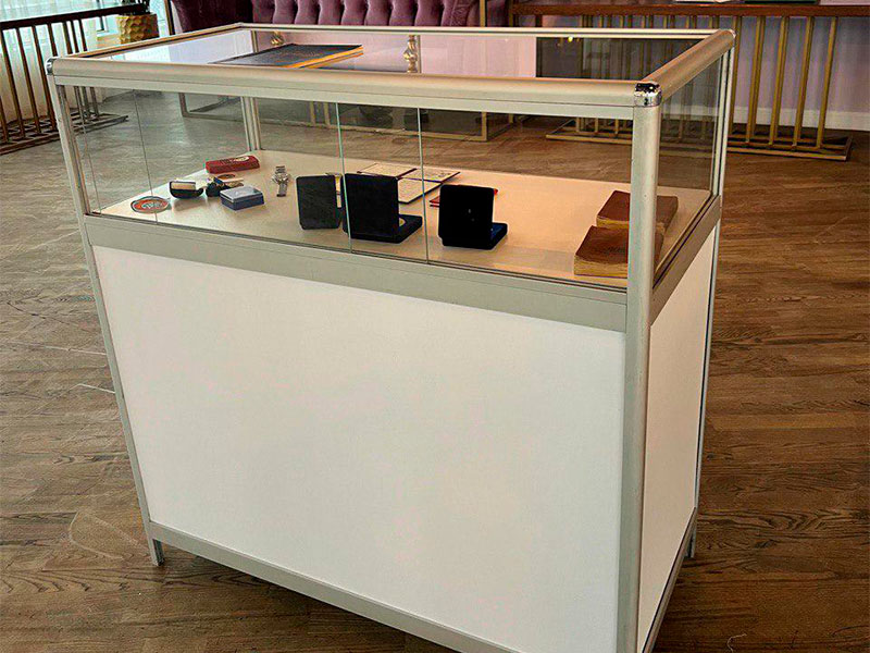 Витрина низкая прямоугольная бело-серебристая