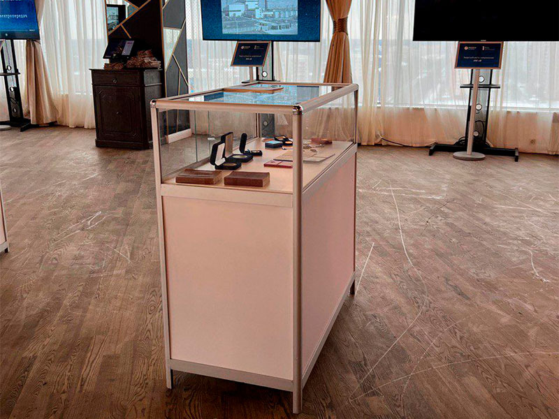 Витрина низкая прямоугольная бело-серебристая