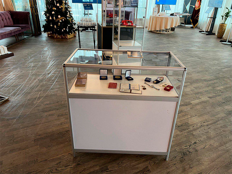 Витрина низкая прямоугольная бело-серебристая