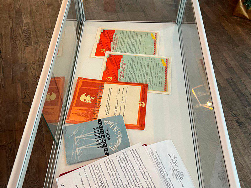 Витрина низкая прямоугольная бело-серебристая