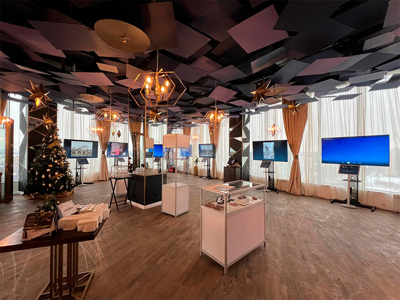 Витрина высокая бело-серебристая