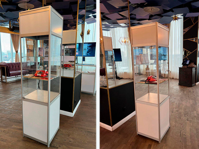 Витрина высокая бело-серебристая