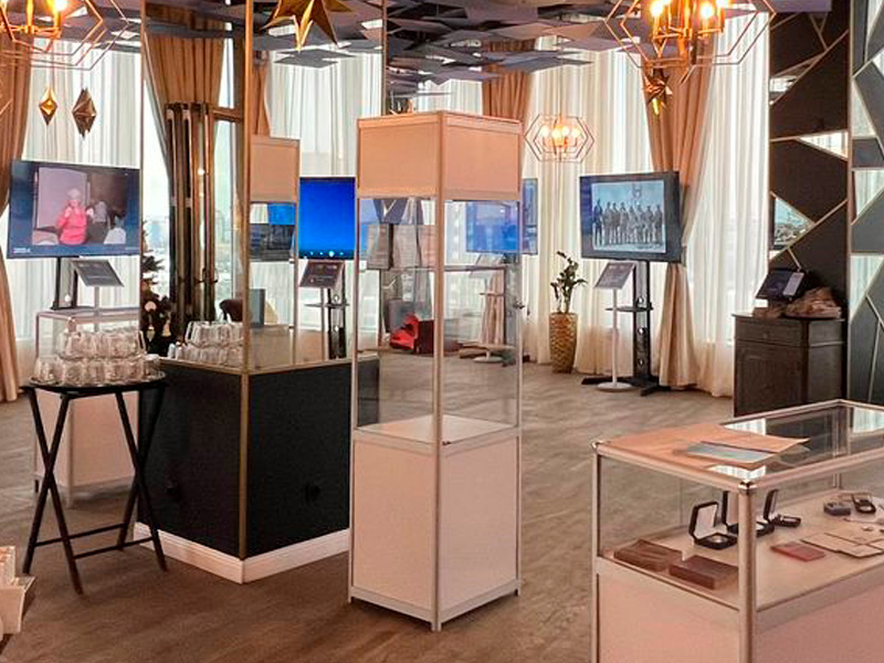 Витрина высокая бело-серебристая