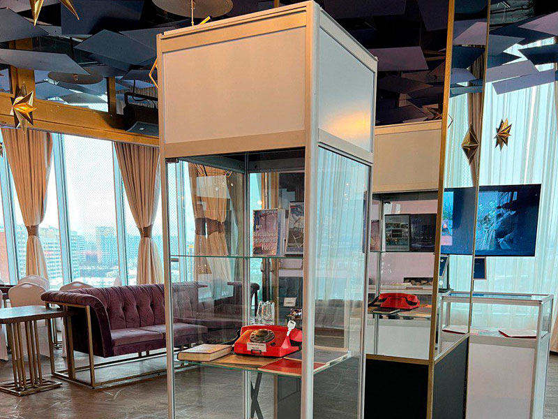 Витрина высокая бело-серебристая