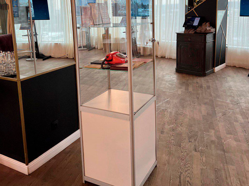 Витрина высокая бело-серебристая