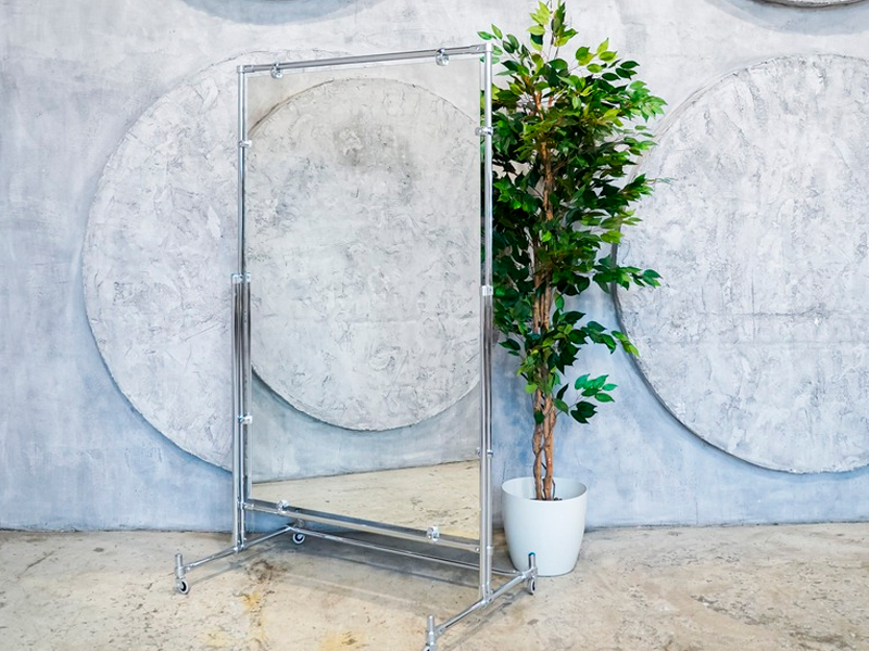 Зеркало напольное на колёсах