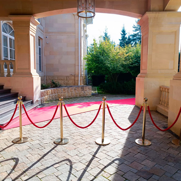 Золотой столбик с красным канатом